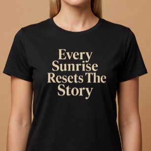 すべての朝日が物語をリセットする Tシャツ