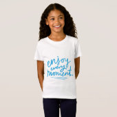 すべての瞬間を楽しもう モチベーショナルキッズTシャツ Tシャツ (正面フル)