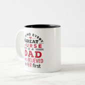 すべての素晴らしナースの背後にはパパ信じ ツートーンマグカップ (正面左)