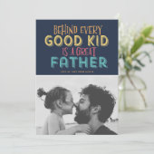 すべての良い子の後ろに父親の素晴らし写真がある カード (スタンド正面)