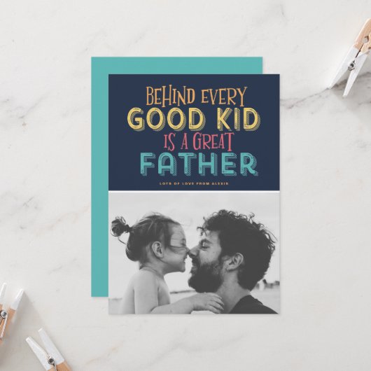 すべての良い子の後ろに父親の素晴らし写真がある カード (正面/裏面インサイチュ)
