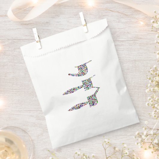 すべての色の宝石で作られたチャイシンボル フェイバーバッグ (クリップ留めされた状態)