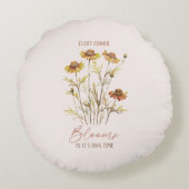 すべての花の開花独自の時間 – 素朴フローラ ラウンドクッション (裏面)