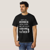 すべての英雄衣服の帽子ではなく、いくつかは夫と呼ばれる Tシャツ (正面フル)