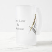 すべての見る目が付いている正方形そしてコンパス フロストグラスビールジョッキ (正面右)