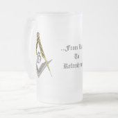 すべての見る目が付いている正方形そしてコンパス フロストグラスビールジョッキ (正面左)