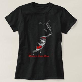 すべての視線に謎を | 猫のタイポグラフィーアート Tシャツ