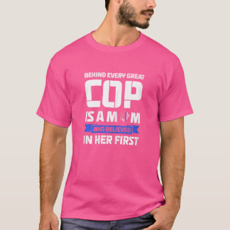 すべての警官の後素晴らしろの女性は母親の警官である Tシャツ