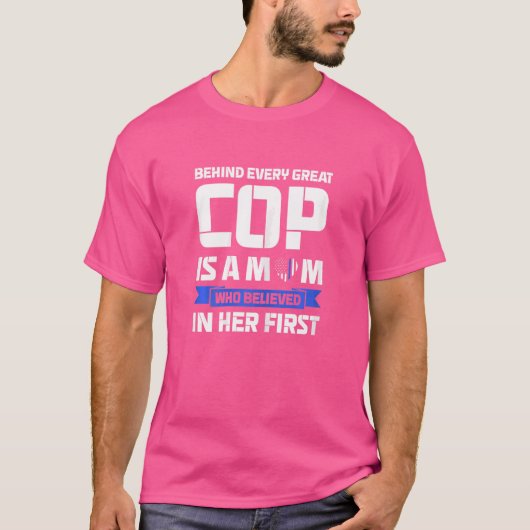 すべての警官の後素晴らしろの女性は母親の警官である Tシャツ (正面)