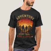 すべての道は思い出になる 一緒に冒険する方が楽しい Tシャツ (正面)