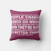 すべては理由の感動的な白いののために起こります クッション (裏面)