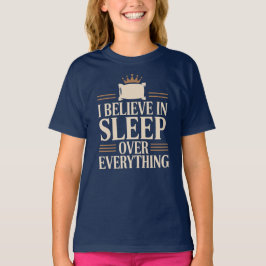 すべてよりも睡眠を信じる Tシャツ