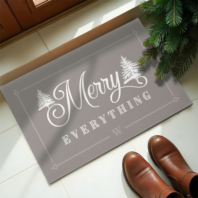 すべてメリーのグレーパインツリーファミリーモノグラム ドアマット (Merry Everything Green Pine Trees Family Monogram Doormat)