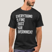 すべて問題なし 政府を信じろ 面白いデザイン Tシャツ (正面)