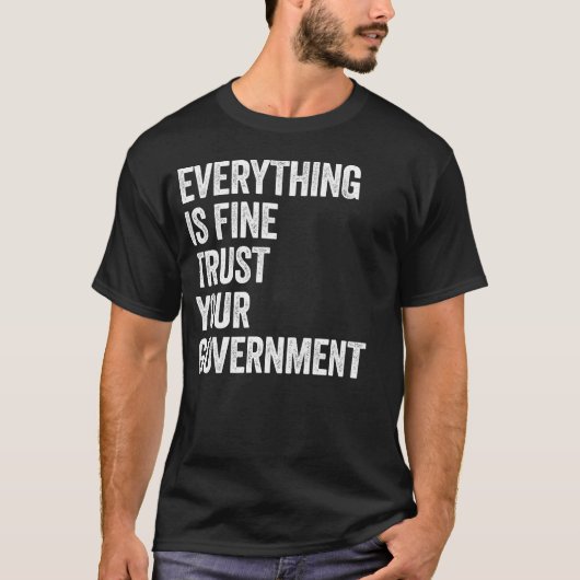 すべて問題なし 政府を信じろ 面白いデザイン Tシャツ (正面)