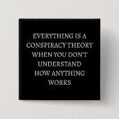 すべて陰謀説だ 缶バッジ (正面)