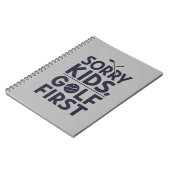 すみません、ゴルフが最優先 ボールドゴルフユーモアアート ノートブック (左側)