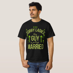 すみません、女性の皆さん。この人はもう結婚してるんです Tシャツ