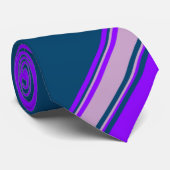 すみれ色の薄紫およびインディゴ大学ストライプ ネクタイ (ロール)