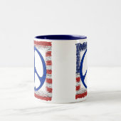 ずたずたに裂かれた平和旗 ツートーンマグカップ (中央)