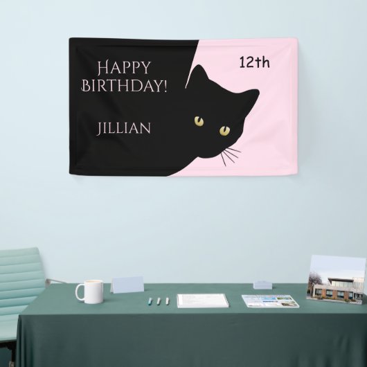 ずるそうな黒猫ピンクのハッピーバースデー、年齢と名前 横断幕 (トレードショー)