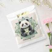 ずんぐりしたパンダが蓮の花のポーズで座禅を組んでいる フェイバーバッグ (封をした状態)