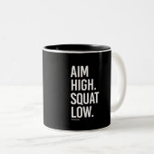 ずんぐりとした低人の   フィットネス- .png --は目標を高く持ちます ツートーンマグカップ (正面右)
