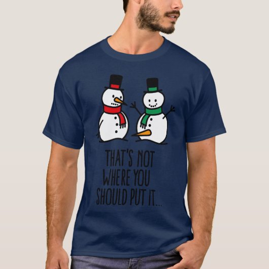 そこじゃないでしょ おもしろ雪だるま いたずらっ子 Tシャツ (正面)