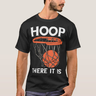 そこにバスケットボールのフープゲームボールバスケットボールがある Tシャツ