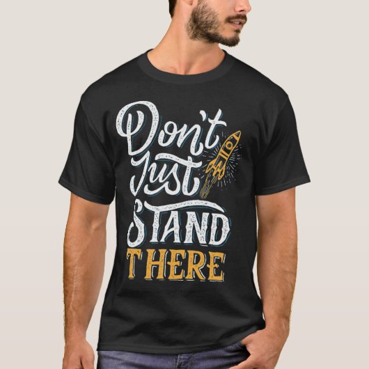 そこに立っているだけではない Tシャツ (正面)