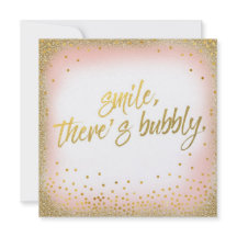 そこのモモの金ゴールドのスマイルは快活な招待状の真珠です