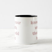 そしての価値を持ってあなたの税のマグを加えることを知って下さい ツートーンマグカップ (中央)
