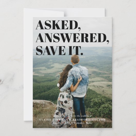 そしてはっきりした生意気なタイポグラフィック結婚式の日付を保存 マグネット招待状 (正面)