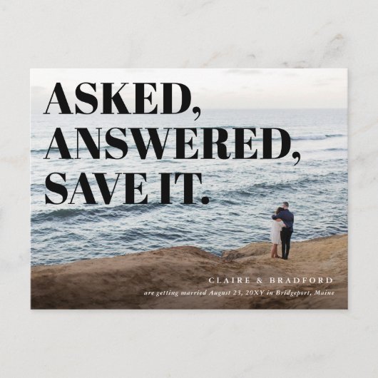 そしてはっきりした生意気なタイポグラフィック結婚式の日付を保存 案内ポストカード (正面)