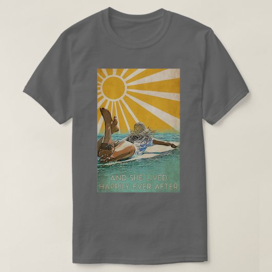 そしてサンシの下でサーフィンをした後、彼女は幸せに暮らした Tシャツ (デザイン正面)