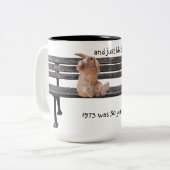 そしてベンチのマグに乗っているうさぎのように ツートーンマグカップ (正面左)