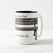 そしてベンチのマグに乗っているうさぎのように ツートーンマグカップ (正面右)