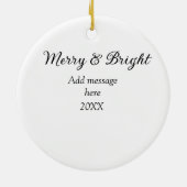 そしてメリー明るいクリスマスの休日にメッセージ年を追加 セラミックオーナメント (裏面)