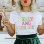 そしてメリー明るいシェニールのパッチの手紙クリスマス Tシャツ<br><div class="desc">共有休日の応援このフェスティバルメリークリスマスと明るいTシャツデザイン。クリスマス与えの贈り物や休日の幸せを楽しむのに最適！このデザインは、と明るいカラフルトレンディーの異なるパッチメリー文字を特徴とする。</div>