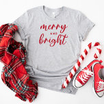 そしてメリー明るいモダン赤の女性の聖降誕祭 Tシャツ<br><div class="desc">フェスティバルのクリスマスグラフィックT型で、小文字のモダンスクリプトタイポグラフィと「明るい」ことわざを備えたメリー。赤文字とTシャツのスタイルの両方を修正できる。</div>