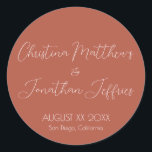 そしてモダンテラエレガントコッタ結婚の ラウンドシール<br><div class="desc">白いモダン文字とエレガントこのイベントまたは結婚のステッカーはシンプルのテラコッタの背景を特徴とする。カップルの名前はスクリプトフォントに印刷される。日付結婚と場所は以下に記載する。</div>