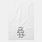 そして二人は一緒に生きたタオルを作った キッチンタオル (縦)