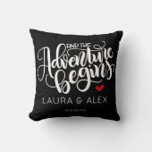 そして冒険が始まる - 日付とカラーをカスタマイズ クッション (正面)