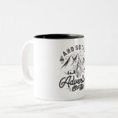 そして冒険はキャンパーのハイカーを始める ツートーンマグカップ (正面左)