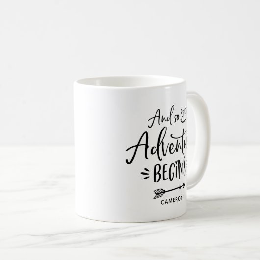 そして冒険は手に文字を入れたマグカップを始める コーヒーマグカップ (正面右)