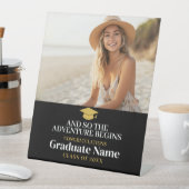 そして冒険を待つ – 卒業モダン写真 台座サイン (インサイチュ)