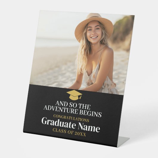 そして冒険を待つ – 卒業モダン写真 台座サイン (正面)