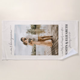 そして彼らは新婚旅行の贈り物の後ずっと幸せに暮らしていた ビーチタオル