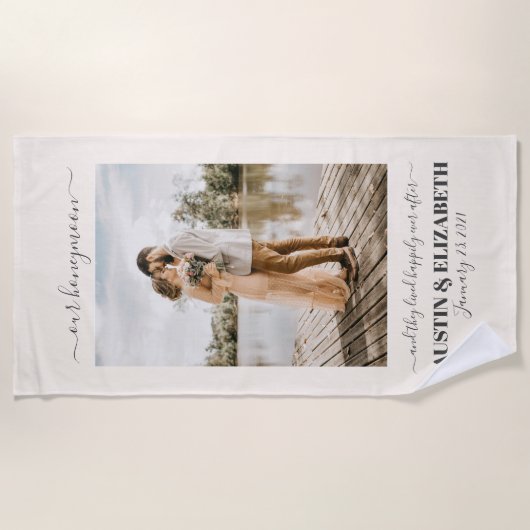 そして彼らは新婚旅行の贈り物の後ずっと幸せに暮らしていた ビーチタオル (正面)