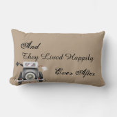 そして彼らは枕ギフトのその後ずっと幸福に住んでいました ランバークッション (正面)